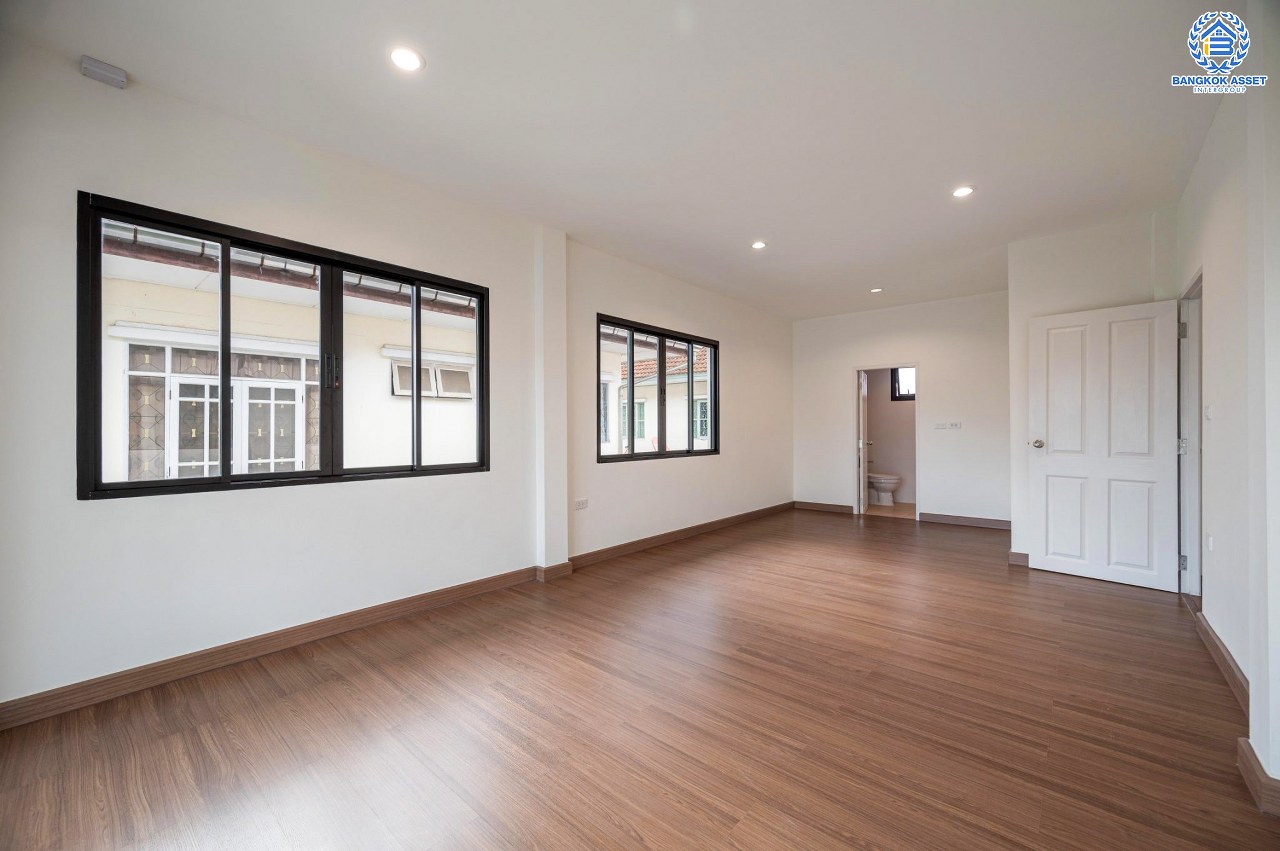 บ้านมือสองตกแต่งใหม่ โครงการ วรารมย์ เพชรเกษม81 แบรนด์ Q.House รองรับทุกความสุขใกล้ส่วนกลาง เนื้อที่ 64.1 ตร.ว. ฟังก์ชัน 4 ห้องนอน 3 ห้องน้ำ 1 ห้องอเนกประสงค์ จอดรถได้ 2 คัน บนทำเลใกล้ The Mall บางแค และเชื่อมต่อ ถนนกาญจนาฯ ถนนบางบอน และถนนพุทธมณฑลสาย4